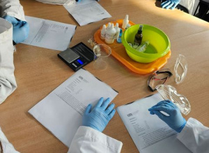 Uczniowie podczas zajęć z chemii.