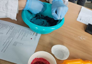 Przygotowywanie kuli do kąpieli.