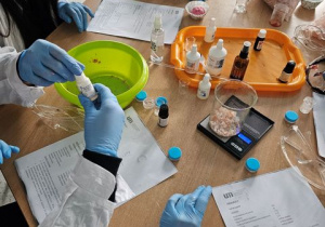 Uczniowie przygotowują produkty do wytworzenia kul do kąpieli.