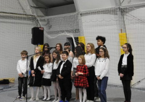 Uczniowie z chóru szkolnego podczas występu