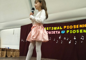 Występ jednej z uczestniczek.