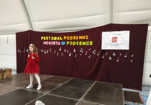 Uczennica klasy 1 podczas występu.