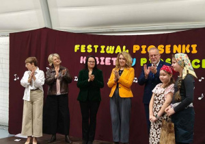 Małe włókniarki podczas krótkiego występu.