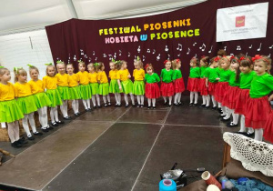 Grupa przedszkolaków podczas występu.