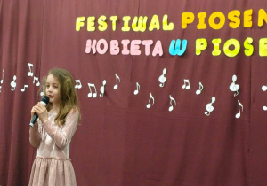 Iga z klasy 1 podczas występu.