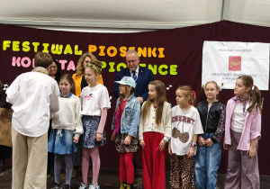 Wręczanie upominków wykonawcom.