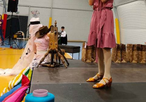 Występ solowy dziewczynki z SP142.