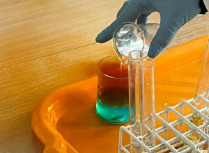 Doświadczenie chemiczne.