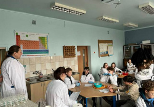 Uczniowie klasy 7a w pracowni chemicznej.