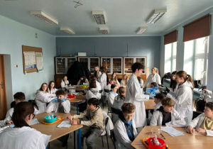 Warsztaty chemiczne z udziałem uczniów klasy 7a.