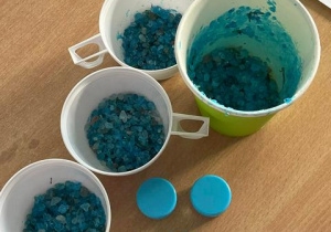 Przygotowane produkty przez uczniów do wytworzenia kosmetyków.