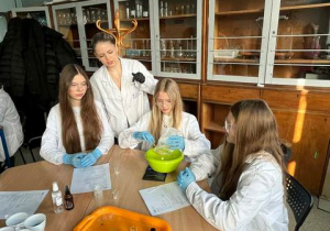 Dziewczęta podczas wykonywania ćwiczeń z chemii.