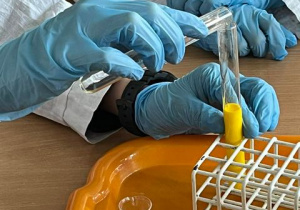 Doświadczenie z chemii.