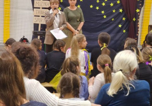 Dyrektor szkoły przedstawia rodzicom ofertę szkoły.