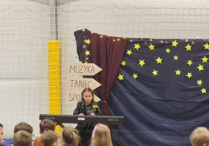 Wystep muzyczny jednej z uczennic.