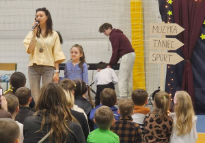 Najmłodsza solistka pokazująca swój talent muzyczny.