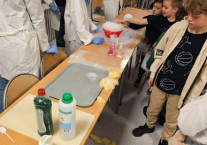 Laboratorium ciekawości - pokazy chemiczne.