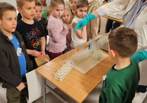 Laboratorium ciekawości - pokazy chemiczne.