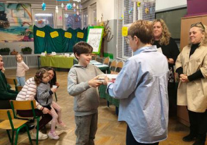 Wręczanie nagród uczestnikom konkursu.