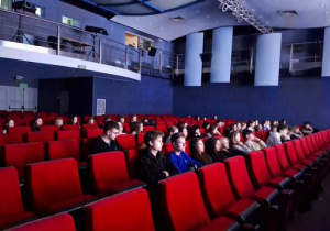 Uczniowie na widowni przed spektaklem.