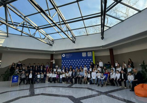 Wyróżnieni uczniowie w auli.