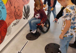 Uczniowie wczuwają sie jak to jest być niepełnosprawną osobą np. jeździć na wózku inwalidzkim