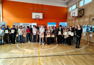 Uczniowie biorący udział w konkursie wraz z opiekunami.