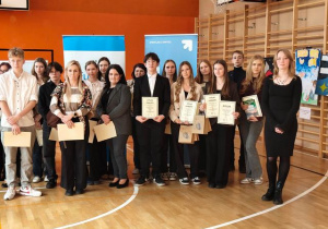 Grupa nagrodzonych uczniów.