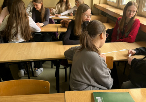 Uczniowie w grupach pracują nad zadaniami matematycznymi.