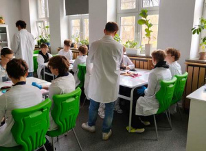 Widok na pracownie biologiczną podczas warsztatów