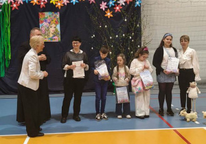 Grupa uczniów wraz z opiekunem podczas wręczania nagród.