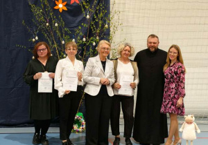Nauczyciele naszej szkoły otrzymują podziękowania za przygotowanie uczniów.