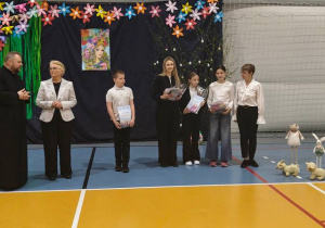 uczniowie podczas wręczania nagród.