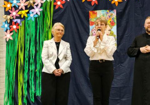 Dyrektor szkoły wraz z zaproszoną osobą podczas uroczystości szkolnej.