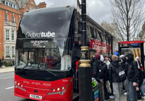 Grupa oczekująca na autobus do Oxfordu.