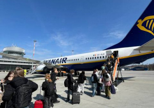 Uczniowie na lotnisku.