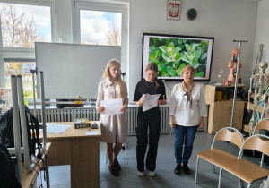 Nauczyciele wraz z uczennicą podczas wręczania nagród z Turniej.