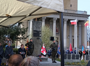 Obchody rocznicowe pod pomnikiem katyńskim.