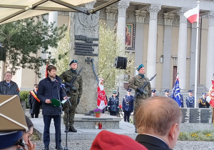 Uroczysta warta pod pomnikiem katyńskim.