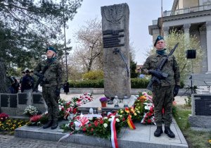 Żołnierze pełniący uroczystą warte przy pomniku katyńskim.