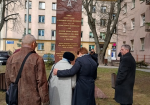 Składanie kwiatów przez mieszkańców pod pomnikiem ofiar zbrodni katyńskiej.