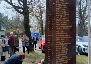 Składanie wiązanek pod pomnikiem ofiar katyńskich.