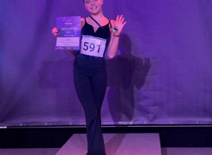 Alicja na podium za zajęcie I miejsca w Mistrzostwach tanecznych.