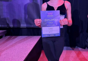 Dziewczynka z dyplomem za zajęcie I miejsca.