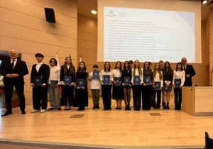 Laureaci Konkursu z Biologii odbierający zaświadczenia