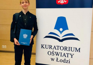 Chłopiec z odebranym zaświadczeniem