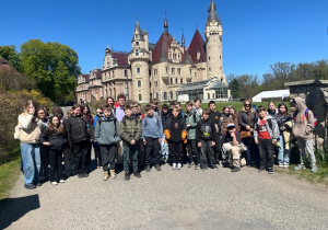 Klasy 5 przed zamkiem w Mosznej.