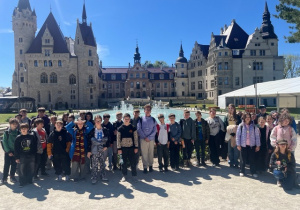 Uczniowie podczas wycieczki do zamku w Mosznej.