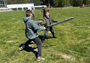 Walka na miecze chłopców podczas zajęć warsztatowych.