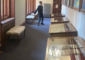 Chłopiec na korytarzu zamkowym.